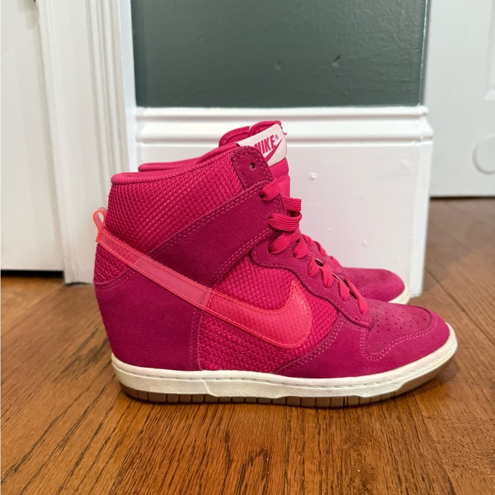 Nike Women's Fuchsia Sky Dunks High-Top Sneakers - Picture 4 of 6